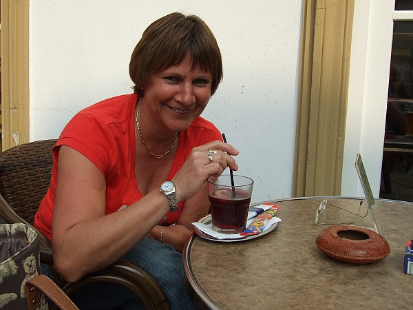 Danielle trinkt ihren "Tinto de Verano" - oder so :-)