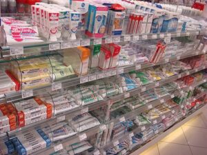 Regal mit Zahnpasta - elmada@flickr.com